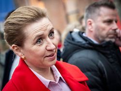 koepenhamn 2026 03 24 mette frederiksen partiledare socialdemokratiet valspurtar pa spinderiet i valby i koepenhamn pa tisdagskvaellen