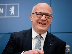 kai wegner cdu regierender buergermeister von berlin lacht in der berliner senatspressekonferenz im roten rathaus