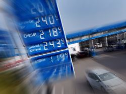 kein ende in sicht taeglich neue hoechsstaende beim tanken diesel teurer als benzin explodierende spritpreise wegen iran krieg dauern an benzinpreise an einer tankstelle in muenchen am 08 03