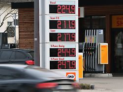 kein ende in sicht taeglich neue hoechsstaende beim tanken diesel teurer als benzin explodierende spritpreise wegen iran krieg dauern an benzinpreise an einer tankstelle in muenchen am 09 03