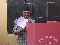 khadga prassad oli vorsitzender der kommunistischen partei nepals vereinigte marxisten leninisten gibt in einem wahllokal seine stimme fuer die parlamentswahlen ab