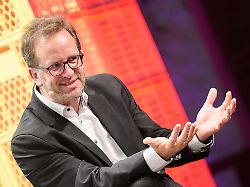 klaus mueller praesident der bundesnetzagentur spricht waehrend der digitalmesse republica in der station berlin