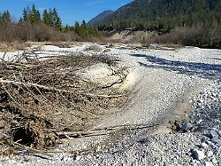 kompletter trockenfall der isar deren wasser bei kruen in einem kanal zum walchensee abgeleitet wird und das restwasser bei wallgau unter einer meterdicken kiesschicht versickert