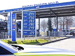 krieg im nahen osten laesst die oelpreise ansteigen tanken wird teurer an der autobahntankstelle sindelfinger wald bei stuttgart kostet der liter super am 5 maerz 2026 bereits ueber 2 50 euro 1