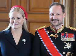 kronprinz haakon r von norwegen und kronprinzessin mette marit begruessen das belgische koenigspaar im vogelzimmer des koeniglichen palastes waehrend des offiziellen staatsbesuchs aus belgien