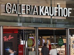 kunden gehen in die filiale der warenhauskette galeria karstadt kaufhof