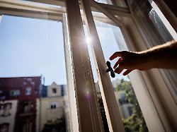 laengeres lueften im fruehling die feuchtere luft erfordert laengere lueftungszeiten um schimmelbildung vorzubeugen