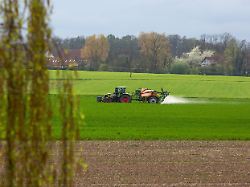 landwirt versprueht krebserregendes glyphosat unkrautvernichtungsmittel auf sein feld