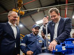 lars klingbeil bundesminister der finanzen aufgenommen im rahmen einer besichtigung des ksb pump and valves werk in johannesburg 21 11 2025