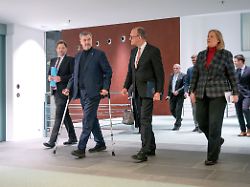 lars klingbeil markus soeder friedrich merz und baerbel bas bei einer pressekonferenz press conference nach der sitzung des koalitionsausschusses von union und spd im kanzleramt berlin 28 01