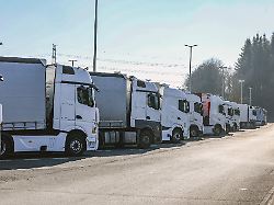 lastwagen stehen am wochenende auf dem parkplatz auf der autobahn a45 an der raststaette raststaette siegerland west verkehrswesen im siegerland am 21 03 2026 in freudenberg deutschland