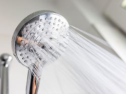 legionellen werden durch zerstaeubtes oder vernebeltes wasser uebertragen zum beispiel beim duschen