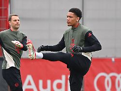 leonard prescott li manuel neuer torwart bayern muenchen aktion abschlusstraining am 17 03 2026 fussball champions league saison 2025 26 achtelfinale fc bayern muenchen atalanta bergamo am 18 03 2026