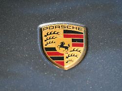 logo schriftzug des autohersteller porsche auf einem sportwagen logo lettering of the car manufacturer porsche on a sports car