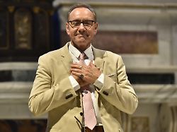 lucca italy italy lucca september 21 2025 kevin spacey s masterclass continues in the church of san francesco with a complete change of suit and tie pictured kevin spacey addressing the audience