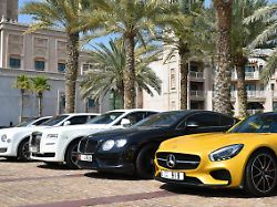luxusautos am eingang des madinat jumeirah resorts in dubai vereinigte arabische emirate asien