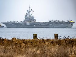 malmoe 2026 03 01 assisterad av bogserbatar laemnar det franska hangarfartyget charles de gaulle r91 kaj i norra hamnen i malmoe pa mandagen