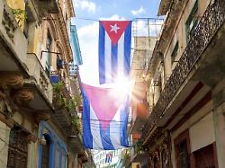 malerische farbenfrohe strassen von alt havanna im historischen zentrum von havanna vieja in der naehe von paseo el prado und capitolio