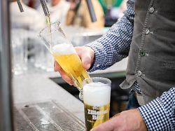 mann zapft bier aufgenommen im rahmen der gruenen woche 2026 berlin 16 01 2026