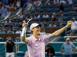 mar 29 2026 miami gardens fl usa jannik sinner of italy celebrates his victory over jiri lehecka of the czech republic in the final of the men s singles at the miami open at the hard rock stadium