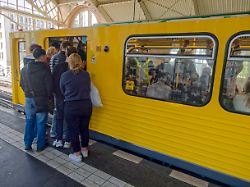 massive probleme bei der bvg nach verlaengerten taktzeiten der u bahn in berlin oevpn oeffentlicher nahverkehr mismanagement wartezeiten ausfall volle zuege probleme mangelhafte puenktlichkeit