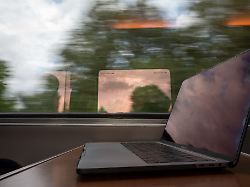 meetings in der oeffentlichkeit koennen zum problem werden denn hier koennten sensible daten preisgegeben werden