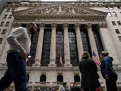 menschen gehen an der new yorker boerse vorbei