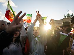 menschen jubeln auf einer iran demonstration auf dem pariser platz vor dem brandenburger tor