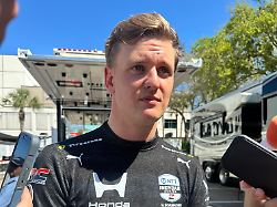 mick schumacher ist beim indycar rennen zu sehen nachdem er in der ersten runde des auftaktrennens in einen unfall verwickelt war