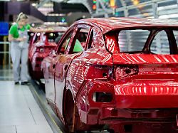 mitarbeiter ueberpruefen im lichttunnel der lackiererei im werk von volkswagen den lack einer karosserie der vw konzern praesentiert am dienstag in wolfsburg seine bilanz fuer 2025