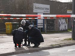 mitarbeiterinnen der kriminaltechnik untersuchen den tatort nach einem messerangriff vor der stadtteilschule flottbek