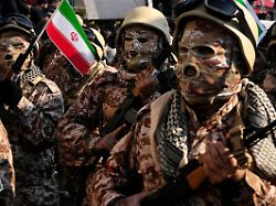 mitglieder der paramilitaerischen basidsch kraefte marschieren waehrend einer militaerparade in der iranischen hauptstadt