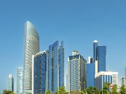 moderne skyline von abu dhabi vereinigte arabische emirate mit zeitgenoessischer architektur wolkenkratzern und blick auf das wasser