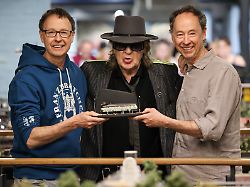 musiker udo lindenberg m eroeffnet den miniatur zug panik express bei einem pressetermin im miniatur wunderland neben ihm stehen wunderland gruender frederik l und gerrit braun