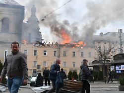 nach dem russischen drohnenangriff in lwiw steigen feuer und rauch ueber dem stadtzentrum auf