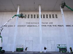 nach der umbenennung boykottieren zahlreiche kuenstler und kuenstlerinnen die einrichtung