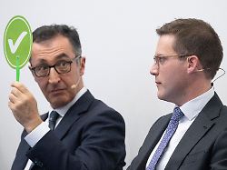 nur cem oezdemir links und manuel hagel haben eine realistische chance auf den einzug in die villa reitzenstein wo der ministerpraesident von baden wuerttemberg residiert