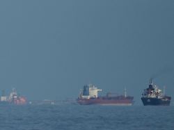 oeltanker und frachtschiffe reihen sich in der strasse von hormus auf gesehen von khor fakkan 1