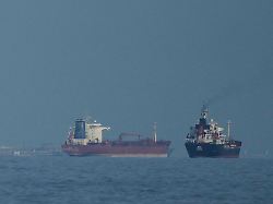 oeltanker und frachtschiffe reihen sich in der strasse von hormus auf gesehen von khor fakkan 3