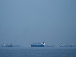 oeltanker und frachtschiffe reihen sich in der strasse von hormus auf gesehen von khor fakkan