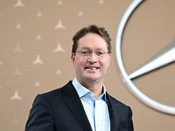ola kaellenius vorstandsvorsitzender der mercedes benz group ag steht vor der bilanz pressekonferenz vor einem mercedes benz markenlogo
