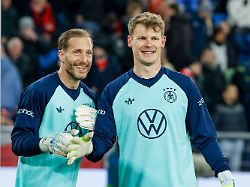 oliver baumann deutschland 01 und alexander nuebel deutschland 12 beim aufwaermen vor spielbeginn mimik gesichtsausdruck emotion schweiz fussball freundschaftsspiel schweiz vs deutschland 27 03