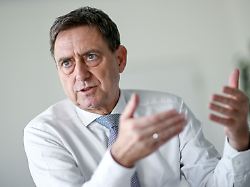 oliver blatt chef des spitzenverbands der gesetzlichen krankenversicherungen spricht bei einem dpa interview im buero von dem gkv spitzenverband 1