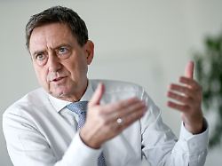 oliver blatt chef des spitzenverbands der gesetzlichen krankenversicherungen spricht bei einem dpa interview im buero von dem gkv spitzenverband