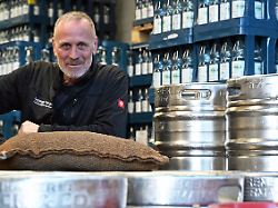 oliver intemann laechelt bei einem interview termin mit der dpa intemann hat einst fast 1 8 millionen mark im lotto gewonnen heute arbeitet er im getraenkemarkt