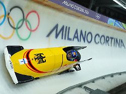 olympia olympische winterspiele mailand cortina 2026 bob zweierbob frauen durchgang 3 im cortina sliding centre laura nolte pilotin und anschieberin deborah levi deutschland in aktion