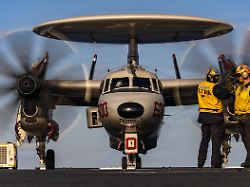 operation epic fury gegen das regime im iran ein us fruehwarnflugzeug vom typ e 2d hawkeye steht an deck des flugzeugtraegers gerald r ford bereit zum start