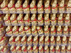 osterhasen von lindt aus schokolade im verkaufsregal