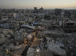 palaestinenser versammeln sich zum iftar dem fastenbrechen waehrend des muslimischen heiligen monats ramadan inmitten der truemmer zerstoerter gebaeude