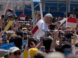 papst leo xiv trifft sich mit jugendlichen vor der kirche sainte devote in la condamine in monaco